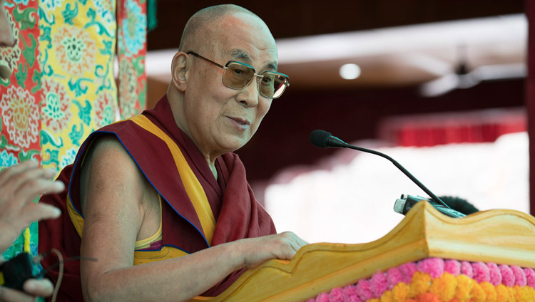 Его Святейшество Далай-лама обращается к более чем 7000 верующих во время церемонии закрытия Великих летних диспутов, организованной в монастыре Дискет. Фото: Тензин Чойджор (офис ЕСДЛ)