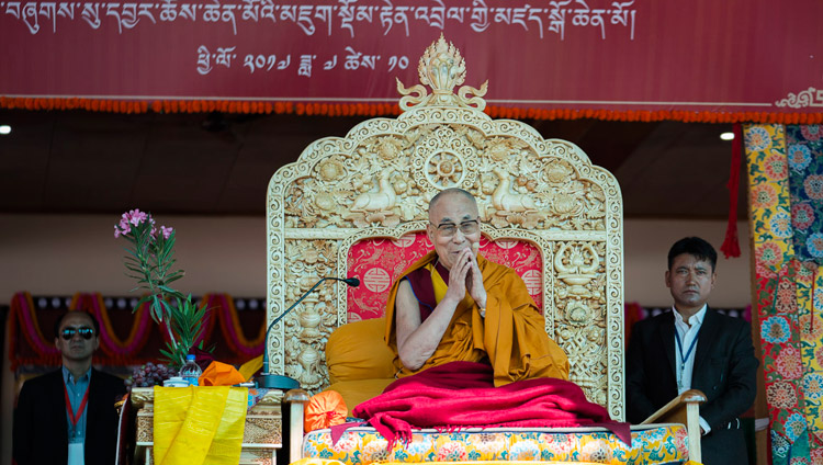 Его Святейшество Далай-лама возносит молитвы в начале первого дня учений в монастыре Дискет. Фото: Тензин Чойджор (офис ЕСДЛ)