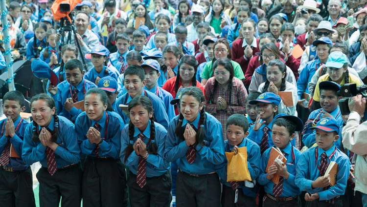 Верующие почтительно провожают Его Святейшество Далай-ламу по завершении первого дня учений в монастыре Дискет. Фото: Тензин Чойджор (офис ЕСДЛ)