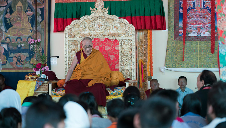 Его Святейшество Далай-лама дарует наставления школьникам, монахам и монахиням во время встречи в монастыре Дискет. Фото: Тензин Чойджор (офис ЕСДЛ)