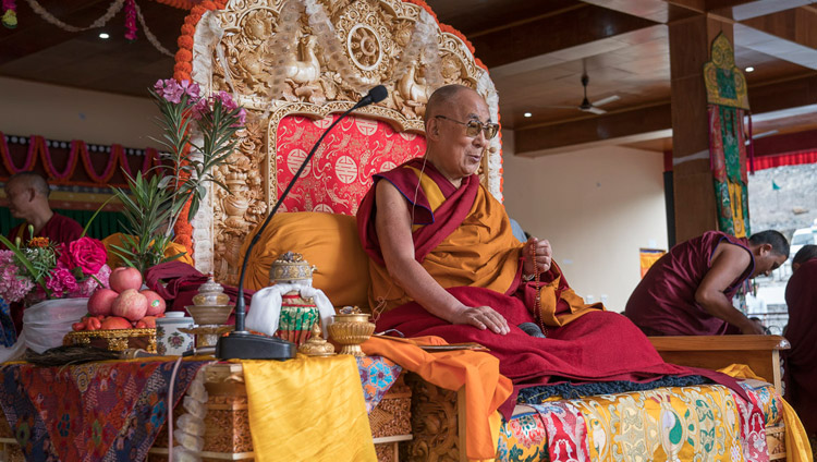 Его Святейшество Далай-лама проводит подготовительные церемонии для передачи разрешения на практики Авалокитешвары. Фото: Тензин Чойджор (офис ЕСДЛ)