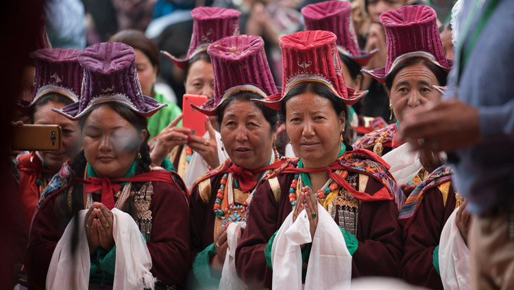 Ладакские женщины в традиционных одеяниях почтительно провожают Его Святейшество Далай-ламу по завершении второго дня учений в монастыре Дискет. Фото: Тензин Чойджор (офис ЕСДЛ)