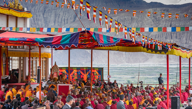 Вид на площадку учений Его Святейшества Далай-ламы в монастыре Дискет. Фото: Тензин Чойджор (офис ЕСДЛ)