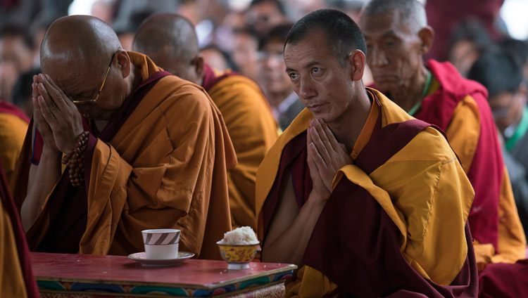 Монахи наблюдают, как Его Святейшество Далай-лама проводит подготовительные церемонии в начале заключительного дня учений в монастыре Дискет. Фото: Тензин Чойджор (офис ЕСДЛ)