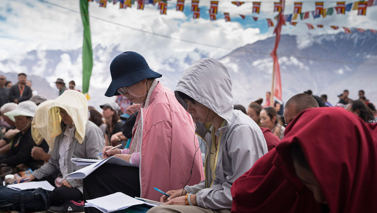 Верующие следят за текстом в ходе заключительного дня учений Его Святейшества Далай-ламы в монастыре Дискет. Фото: Тензин Чойджор (офис ЕСДЛ)