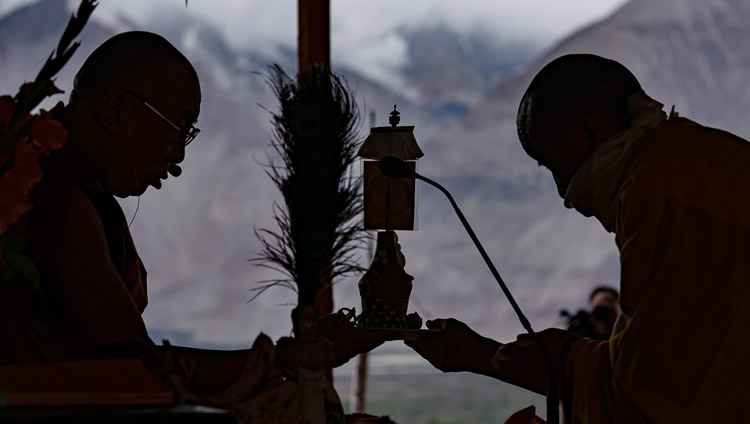 Вид на горы, окружающие долину Нубра, во время дарования Его Святейшеством Далай-ламой посвящения долгой жизни Белой Тары. Фото: Тензин Чойджор (офис ЕСДЛ)