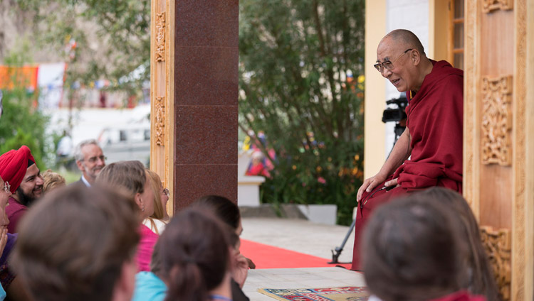 Его Святейшество Далай-лама проводит встречу с иностранными гостями в монастыре Дискет. Фото: Тензин Чойджор (офис ЕСДЛ)