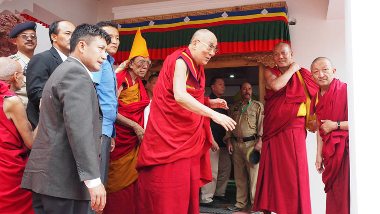 По прибытии в монастырь Самтенлинг в Сумуре Его Святейшество Далай-лама останавливается, чтобы поприветствовать местных жителей. Фото: Джереми Рассел (офис ЕСДЛ)