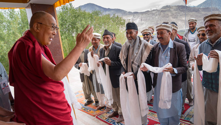 Его Святейшество Далай-лама с представителями мусульманского сообщества из поселения Туртук. Фото: Тензин Чойджор (офис ЕСДЛ)