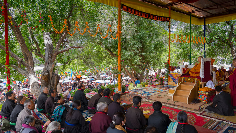 Вид на площадку учений Его Святейшества Далай-ламы в монастыре Самтенлинг. Фото: Тензин Чойджор (офис ЕСДЛ)