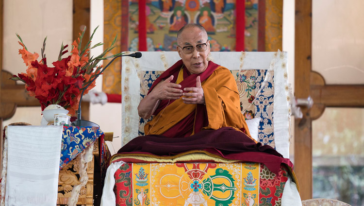 Его Святейшество Далай-лама дарует учения в монастыре Самтенлинг. Фото: Тензин Чойджор (офис ЕСДЛ)