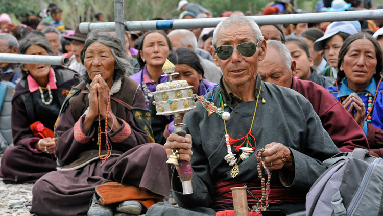 Некоторые из более чем 10,000 верующих, собравшихся на учения Его Святейшества Далай-ламы. Падум, Занскар, штат Джамму и Кашмир, Индия. 17 июля 2017 г. Фото: Лобсанг Церинг (офис ЕСДЛ)