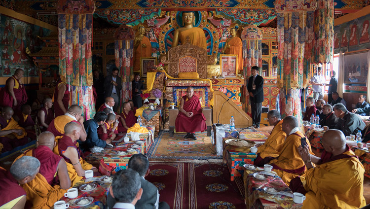 Его Святейшество Далай-лама дарует наставления монахам и почетным гостям во время визита в монастырь Матхо. Фото: Тензин Чойджор (офис ЕСДЛ)