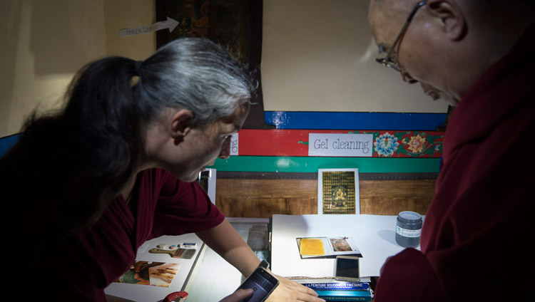 Один из реставраторов рассказывает Его Святейшеству Далай-ламе о методах, использованных при восстановлении старинных тибетских танок. Фото: Тензин Чойджор (офис ЕСДЛ)