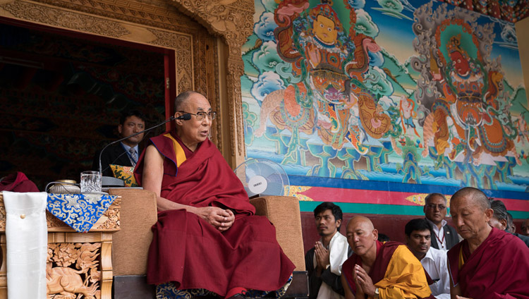 Его Святейшество Далай-лама дарует верующим наставления во время визита в монастырь Матхо. Фото: Тензин Чойджор (офис ЕСДЛ)