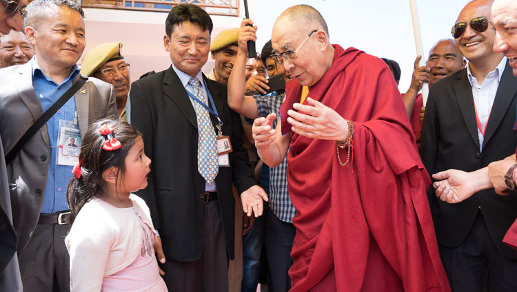Маленькая девочка задает вопросы Его Святейшеству Далай-ламе, покидающему Матхо Пходранг. Фото: Тензин Чойджор (офис ЕСДЛ)