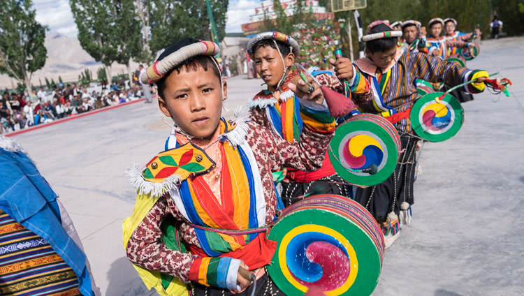 Юные танцоры выстроились в ряд, ожидая прибытия Его Святейшества Далай-ламы в Тибетскую детскую деревню S.O.S в Чогламсаре. Фото: Тензин Чойджор (офис ЕСДЛ)