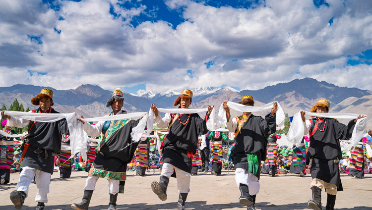 Тибетские артисты из поселения Сонамлинг исполняют танец и песню во время визита Его Святейшества Далай-ламы в Тибетскую детскую деревню S.O.S в Чогламсаре. Фото: Тензин Чойджор (офис ЕСДЛ)