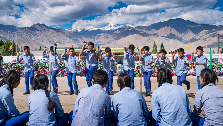 Школьники из Тибетской детской деревни S.O.S в Чогламсаре проводят показательный философский диспут во время визита Его Святейшества Далай-ламы. Фото: Тензин Чойджор (офис ЕСДЛ)