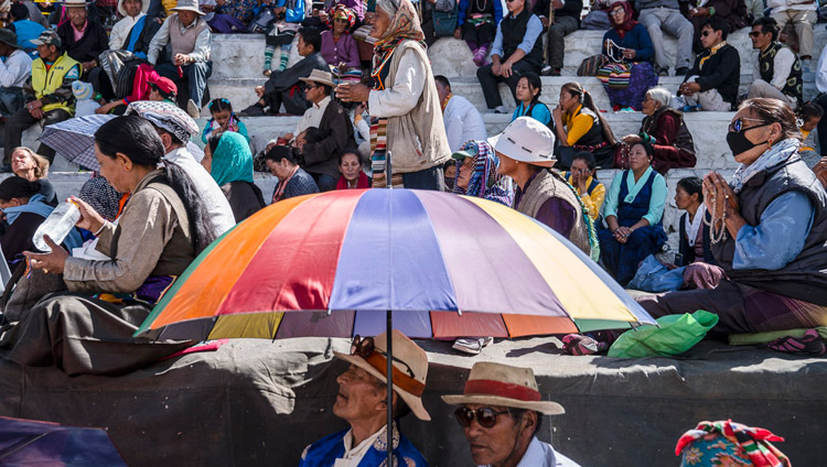 Местные жители слушают наставления Его Святейшества Далай-ламы. Фото: Тензин Чойджор (офис ЕСДЛ)