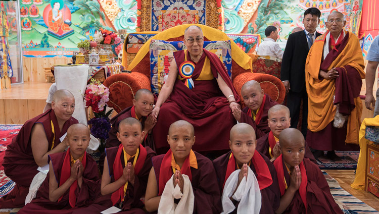 Его Святейшество Далай-лама фотографируется с монахинями, принявшими участие в философском диспуте во время церемонии открытия женского монастыря Дуджом. Ше, Ладак, штат Джамму и Кашмир, Индия. Фото: Тензин Чойджор (офис ЕСДЛ)