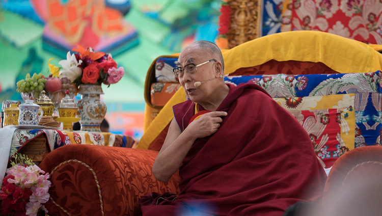 Его Святейшество Далай-лама дарует наставления в ходе церемонии открытия женского монастыря Дуджом. Ше, Ладак, штат Джамму и Кашмир, Индия. Фото: Тензин Чойджор (офис ЕСДЛ)