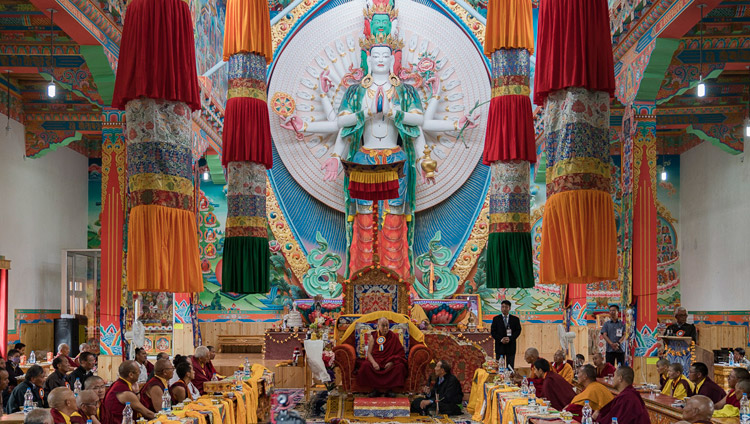 Вид на зал собраний женского монастыря Дуджом во время визита Его Святейшества Далай-ламы. Ше, Ладак, штат Джамму и Кашмир, Индия. Фото: Тензин Чойджор (офис ЕСДЛ)