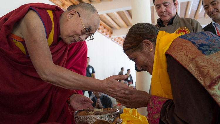Его Святейшество Далай-лама преподносит подарок женщине из буддийской семьи, которая оказывает помощь местному мусульманскому сообществу. Ле, Ладак, штат Джамму и Кашмир, Индия. Фото: Тензин Чойджор (офис ЕСДЛ)