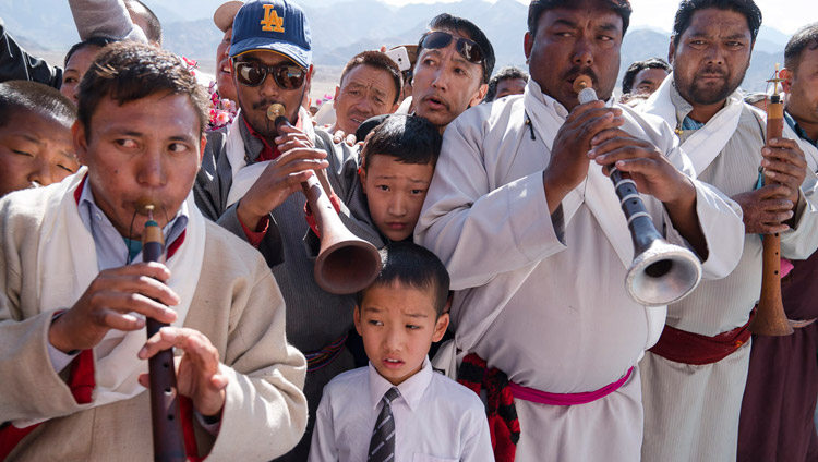 Местные жители играют на традиционных инструментах, приветствуя Его Святейшество Далай-ламу, прибывшего на открытие женского монастыря Дуджом. Ше, Ладак, штат Джамму и Кашмир, Индия. Фото: Тензин Чойджор (офис ЕСДЛ)
