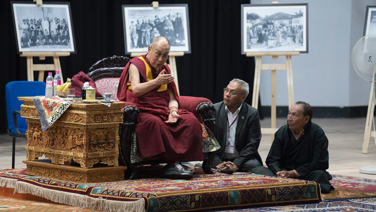 Его Святейшество Далай-лама обращается к собравшимся во время семинара «Гармония в местном сообществе – залог мира во всем мире», организованного в Центральном институте буддологии. Фото: Тензин Чойджор (офис ЕСДЛ)