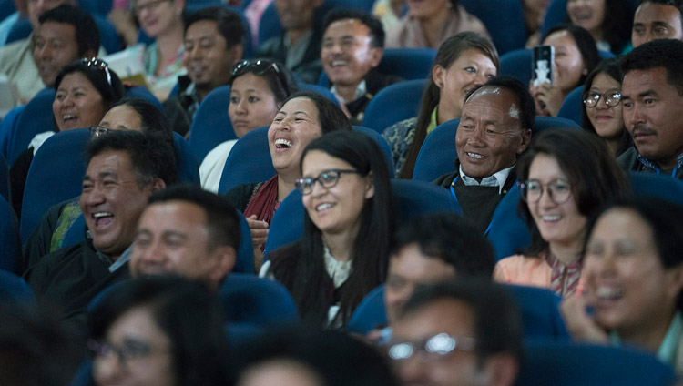 Участники семинара «Гармония в местном сообществе – залог мира во всем мире» слушают обращение Его Святейшества Далай-ламы. Фото: Тензин Чойджор (офис ЕСДЛ)