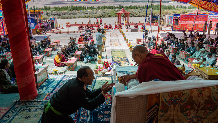 Его Святейшество Далай-лама во время визита в комплекс Синдху Даршан. Фото: Тензин Чойджор (офис ЕСДЛ)