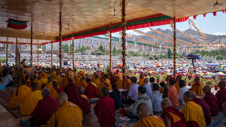 Вид со сцены во время первого дня учений Его Святейшества Далай-ламы, на которые собралось около 40,000 верующих. Фото: Тензин Чойджор (офис ЕСДЛ)