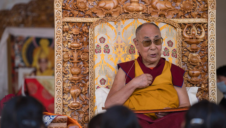 Его Святейшество Далай-лама во время первого дня трехдневных учений по поэме Шантидевы «Путь бодхисаттвы». Фото: Тензин Чойджор (офис ЕСДЛ)