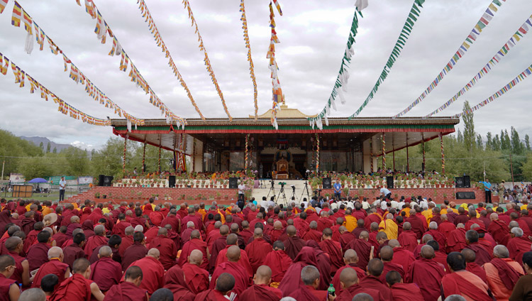 Вид на павильон Шивацель во время второго дня трехдневных учений Его Святейшества Далай-ламы по поэме Шантидевы «Путь бодхисаттвы». Фото: Тензин Чойджор (офис ЕСДЛ)
