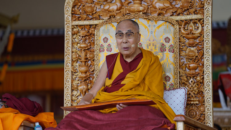 Его Святейшество Далай-лама во время второго дня трехдневных учений по поэме Шантидевы «Путь бодхисаттвы». Фото: Тензин Чойджор (офис ЕСДЛ)