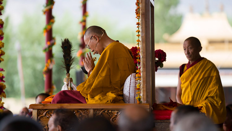 Его Святейшество Далай-лама совершает подготовительные церемонии для посвящения долгой жизни Белой Тары. Фото: Тензин Чойджор (офис ЕСДЛ)