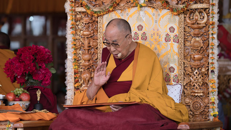 Его Святейшество Далай-лама читает строфы из поэмы Шантидевы «Путь бодхисаттвы». Фото: Тензин Чойджор (офис ЕСДЛ)