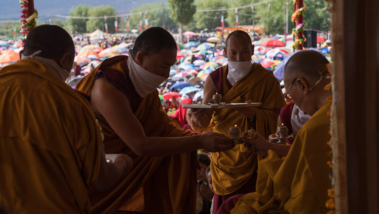 Монахи передают Его Святейшеству Далай-ламе ритуальные подношения во время посвящения долгой жизни Белой Тары. Фото: Тензин Чойджор (офис ЕСДЛ)