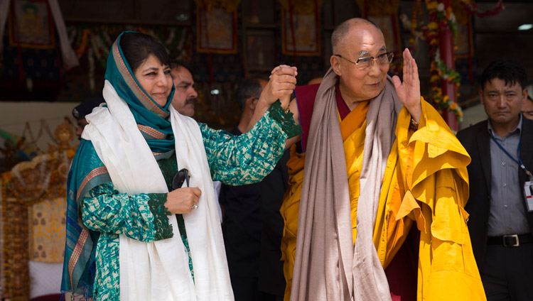 Его Святейшество Далай-лама и главный министр штата Джамму и Кашмир Мехбуба Муфти Саид во время заключительного дня учений в Ле. Фото: Тензин Чойджор (офис ЕСДЛ)