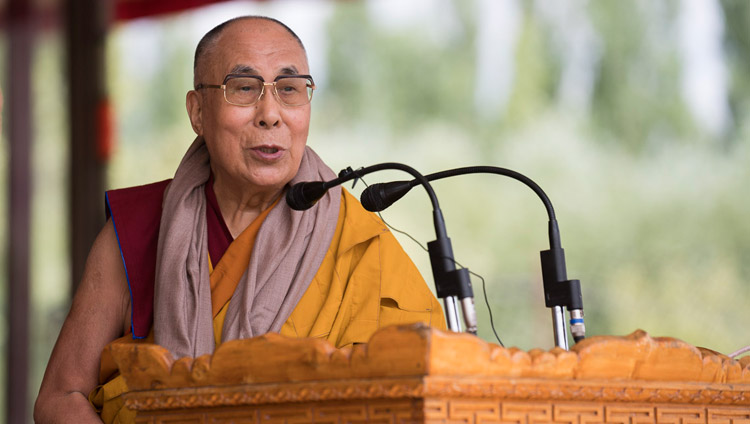 Его Святейшество Далай-лама обращается к собравшимся по завершении учений по поэме Шантидевы «Путь бодхисаттвы». Фото: Тензин Чойджор (офис ЕСДЛ)