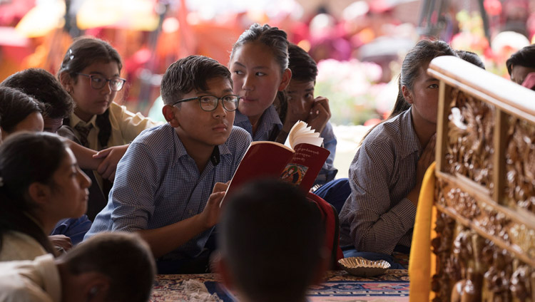 Ученики школы Тибетской детской деревни S.O.S. и Ладакской публичной школы, которые вели диспуты перед началом учений, сидят под навесом рядом с троном Его Святейшества Далай-ламы. Фото: Тензин Чойджор (офис ЕСДЛ)