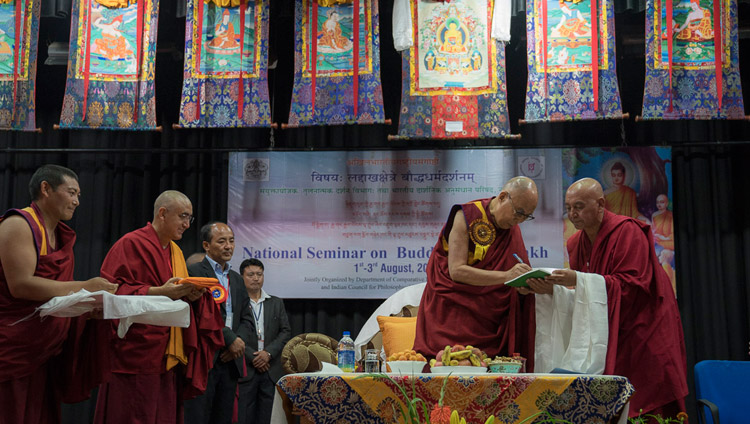 Во время открытия трехдневного семинара «Буддизм в Ладаке» Его Святейшество Далай-лама представляет публике новые книги. Фото: Тензин Чойджор (офис ЕСДЛ)