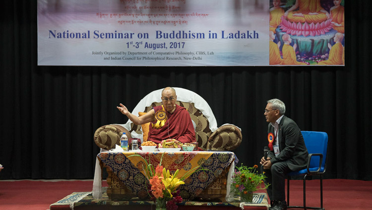 Его Святейшество Далай-лама выступает с обращением в ходе первого дня трехдневного семинара «Буддизм в Ладаке». Фото: Тензин Чойджор (офис ЕСДЛ)
