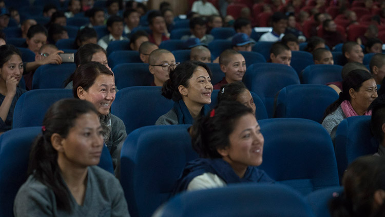 Участники трехдневного семинара «Буддизм в Ладаке» слушают выступление Его Святейшества Далай-ламы. Фото: Тензин Чойджор (офис ЕСДЛ)