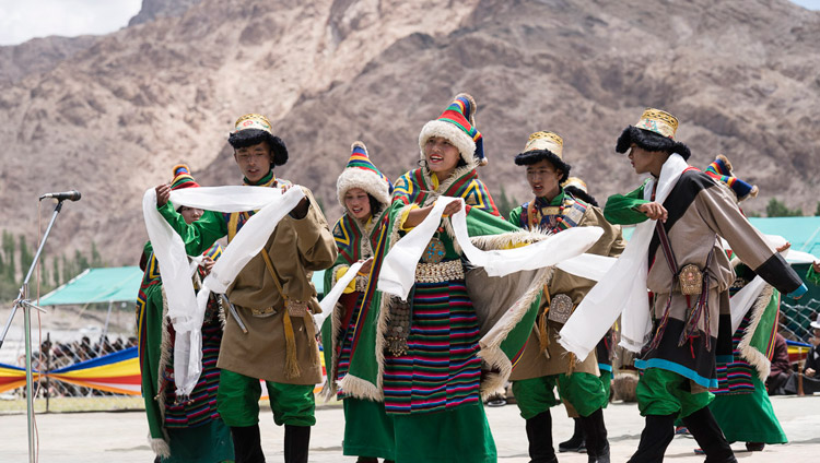 Ученики местных школ совершают подношение песен и танцев Его Святейшеству Далай-ламе во время заключительного приема на площадке Шивацель. Фото: Тензин Чойджор (офис ЕСДЛ)