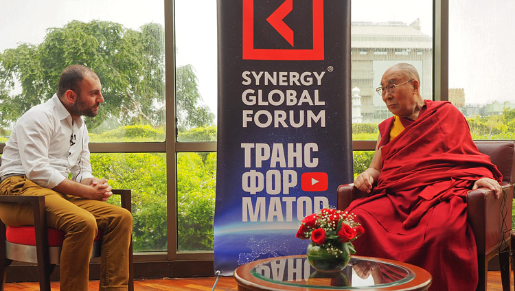 Григорий Аветов, ректор московской школы бизнеса «Синергия», берет интервью у Его Святейшества Далай-ламы. Фото: Джереми Рассел (офис ЕСДЛ)