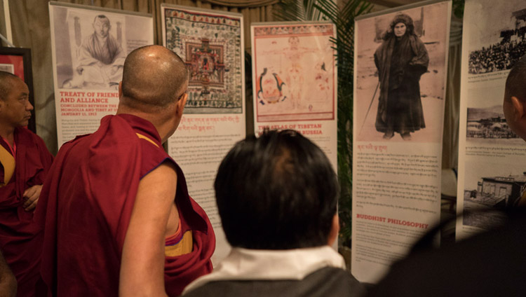 Его Святейшество Далай-лама рассматривает экспонаты выставки, посвященной Агвану Доржиеву, в начале первого дня диалога с российскими учеными «Природа сознания». Фото: Тензин Чойджор (офис ЕСДЛ)