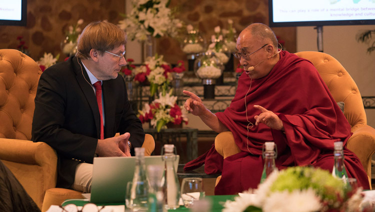 Его Святейшество Далай-лама обращается со вступительным словом к участникам диалога «Природа сознания». Фото: Тензин Чойджор (офис ЕСДЛ)