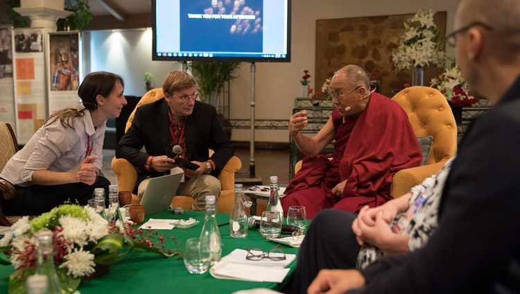Его Святейшество Далай-лама беседует с Марией Фаликман, представившей доклад во время второго дня диалога с российскими учеными «Природа сознания». Фото: Тензин Чойджор (офис ЕСДЛ)